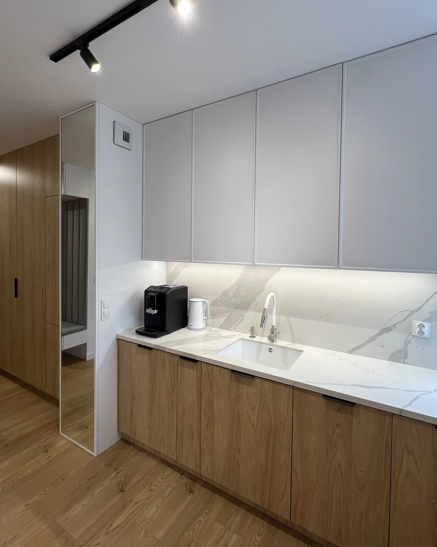 Realizacja KAWIZ STUDIO — kuchnia z marmurem i drewnem